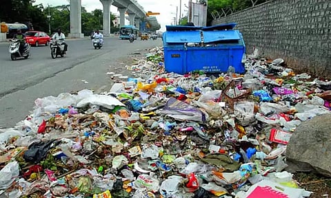 நிரம்பி வழியும் குப்பை தொட்டிகள்- பணியாளர்கள் வராததால் தேங்குவதாக தகவல்