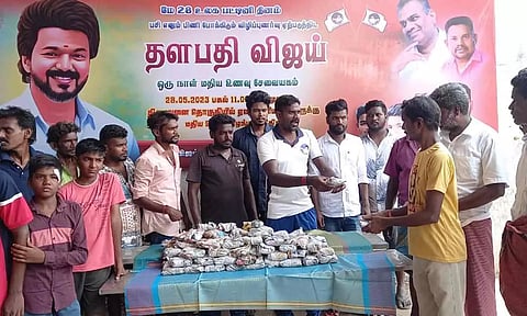 பொதுமக்களுக்கு அன்னதானம் வழங்கிய காட்சி.