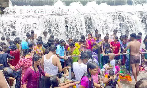 கொடிவேரி அணையில் 2 நாளில் 20 ஆயிரத்து 500 பேர் குளித்து மகிழ்ந்தனர்