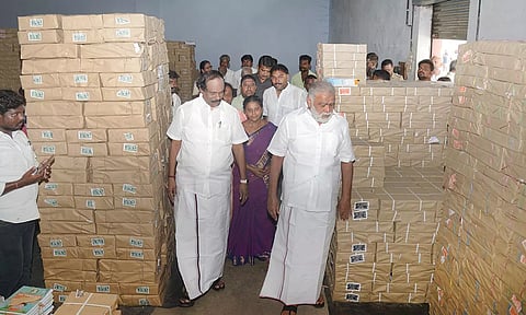 திண்டுக்கல் மாவட்டத்தில் பள்ளிகளுக்கு புத்தகங்கள் அனுப்பும் பணியை அமைச்சர் இ.பெரியசாமி, ஐ.லியோனி ஆகியோர் பார்வையிட்டனர்.