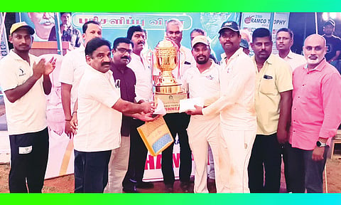 முதல் பரிசு பெற்ற சிவகாசி ஸ்டார் அணிக்கு கோப்பை மற்றும் ரொக்க பரிசை ராம்கோ நூற்பாலைகளின் தலைவர் மோகனரங்கன், தி.மு.க தெற்கு நகர செயலாளர் ராமமூர்த்தி வழங்கிய போது எடுத்த படம். அருகில் நகர்மன்ற உறுப்பினர்கள் கார்த்திக், குணாகோபிநாத் உள்ளனர்.