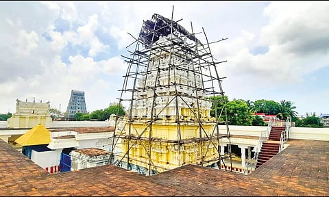 கும்பாபிஷேக திருப்பணிகள் நடைபெற்று வருவதை படத்தில் காணலாம்.