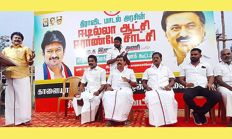 காளையார்கோவிலில் நடந்த அரசின் சாதனை விளக்க பொதுக்கூட்டத்தில் முன்னாள் எம்.எல்.ஏ. ராஜன் பேசினார். 
