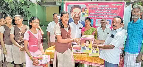 தூத்துக்குடி மாவட்ட டாக்டர் சிவந்தி ஆதித்தனார் நற்பணி மன்ற துணைத் தலைவரும், பொறியாளருமான தவமணி, மாணவிகளுக்கு பரிசுகள் வழங்கிய காட்சி.