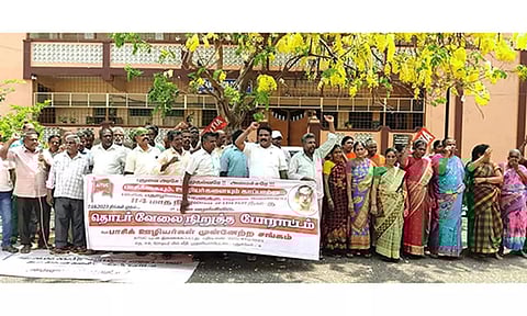 ஏ.ஐ.டி.யூ.சி பாசிக் ஊழியர்கள் போராட்டம் நடத்திய காட்சி.