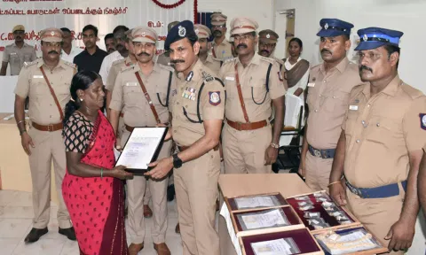 கடலூர் போலீஸ் சூப்பிரண்டு அலுவலகத்தில் டி.ஜி.பி சைலேந்திரபாபு பல்வேறு திருட்டு வழக்குகளில் மீட்கப்பட்ட பொருட்களை சம்பந்தப்பட்ட நபர்களிடம் வழங்கினார். 