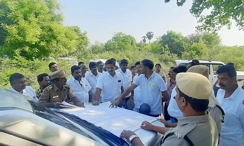 அல்லேரி மலை கிராமத்தில் சாலை அமைப்பது குறித்து வரைபடத்தை கலெக்டர் குமாரவேல் பாண்டியன் ஆய்வு செய்த காட்சி.