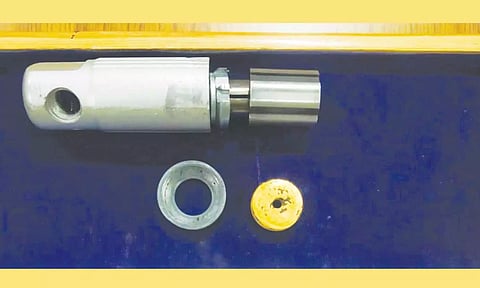 பறிமுதல் செய்யப்பட்ட தங்கத்தை படத்தில் காணலாம்.