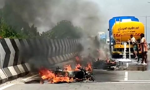 சேலம் மேம்பாலத்தில் தீப்பிடித்து எரிந்த இருசக்கர வாகனங்கள்.. குடிநீர் லாரி மூலம் தீயணைப்பு