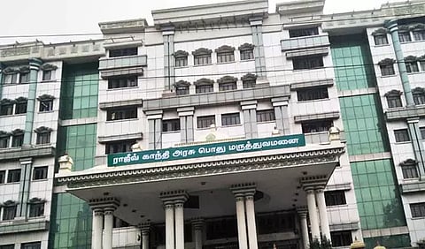 சென்னை ராஜீவ் காந்தி அரசு மருத்துவமனையில் மருத்துவர்கள் திடீர் போராட்டம்