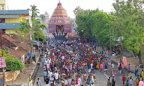 திரளான பக்தர்கள் கலந்து கொண்டு தேரை வடம் பிடித்து இழுத்த காட்சி.