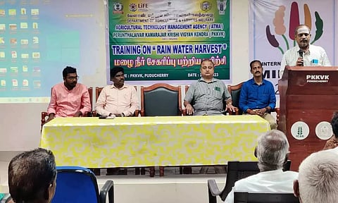 மழைநீர் சேகரிப்பு குறித்து பயிற்சி முகாம் நடந்த போது எடுத்த படம்.