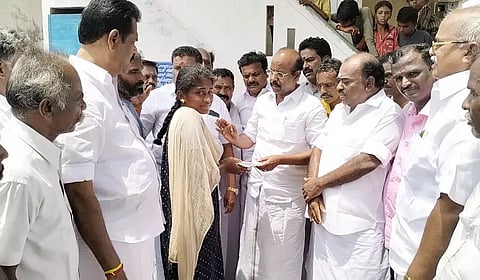 மின்சாரம் தாக்கி இறந்த மாணவர்கள் குடும்பத்துக்கு நிதியுதவி