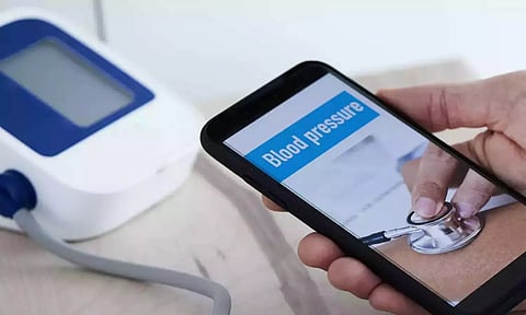 ஸ்மார்ட் போனில் ரத்த அழுத்தத்தை கண்காணிக்கும் வசதி- குறைந்த விலை சாதனம் கண்டுபிடிப்பு