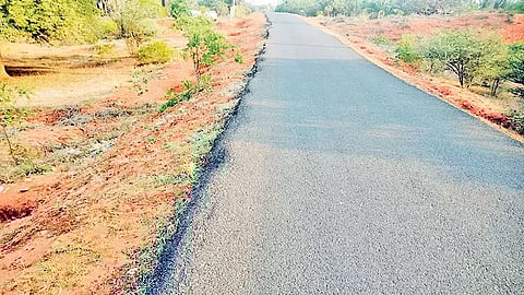 சாத்தான்குளம் அருகே சாலையோரம் அபாய மணல் குவியல், பள்ளங்கள்