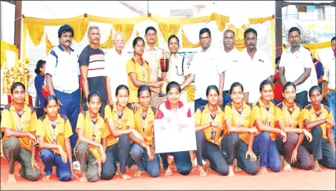 மாநில கைப்பந்து போட்டியில் வெற்றி பெற்ற ஏ.என்.மங்கலம் செயின்ட் மேரிஸ் பள்ளி பெண்கள் அணிக்கு போலீஸ் உதவி கமிஷனர் லட்சுமி பிரியா கோப்பை வழங்கியபோது எடுத்தபடம்.