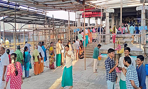 சென்னிமலை முருகனை தரிசனம் செய்வதாக நீண்ட வரிசையில் காத்திருந்த பக்தர்கள்.
