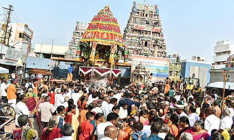 ஈரோடு கோட்டை ஈஸ்வரன் கோவிலில் வைகாசி விசாக திருவிழாவையொட்டி தேரோட்டம் நடைபெற்றது. இதில் திரளான பக்தர்கள் கலந்து கொண்டு தேரை வடம் பிடித்து இழுத்தனர்.