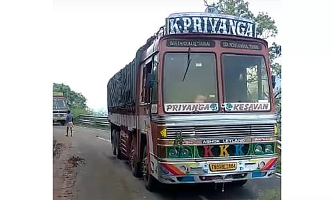 சாலையின் நடுவே பழுதாகி நின்ற லாரியை படத்தில் காணலாம்.