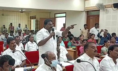 திருப்பூர் மாநகராட்சி கூட்டத்தில் அ.தி.மு.க.வை சேர்ந்த எதிர்க்கட்சி தலைவர் அன்பகம் திருப்பதி பேசிய காட்சி.