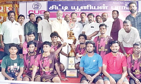 போட்டியில் வெற்றிபெற்ற அணிக்கு கோப்பை வழங்கப்பட்டது.