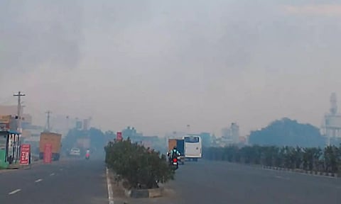 குப்பை கழிவுகளை தீயிட்டு எரிப்பதால் வாகன ஓட்டிகள் அவதி