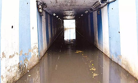 சாங்கி சாலையில் உள்ள சுரங்க சாலையில் மழைநீர் தேங்கி இருப்பதை படத்தில் காணலாம்.