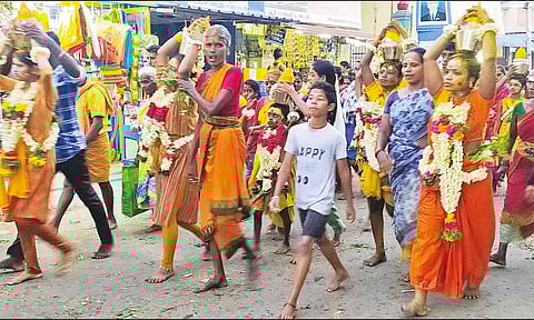 வைகாசி திருவிழா: ஜெனகை மாரியம்மன் கோவிலுக்கு பால்குடம், அக்னிச்சட்டி எடுத்து வந்த பக்தர்கள்