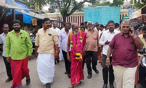 டெல்லி சென்று திரும்பிய புலிப்பாணி பாத்திர சுவாமிகளுக்கு பழனியில் பக்தர்கள் வரவேற்பு அளித்தனர்.