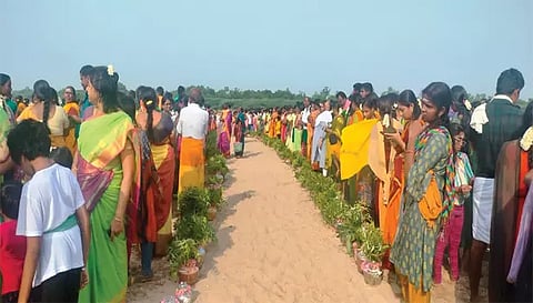 கோவில் கும்பாபிஷேகத்தை முன்னிட்டு காவிரி ஆற்றில் தீர்த்தம் எடுக்க வந்த பக்தர்கள்.