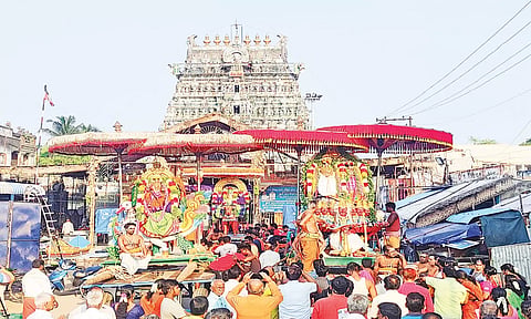 கடலூர் திருப்பாதிரிபுலியூர் பாடலீஸ்வரர் கோவிலில் கைலாச வாகனத்தில் கோபுர தரிசனம் நடைபெற்றது.
