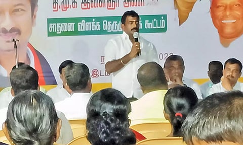 கூட்டத்தில் மாவட்ட பஞ்சாயத்து தலைவர் வி.எஸ்.ஆர்.ஜெகதீஸ் பேசிய போது எடுத்த படம்.
