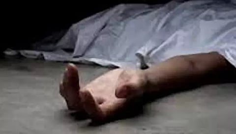 சாலையோரம் அழுகிய நிலையில் பிணமாக கிடந்த வாலிபர்