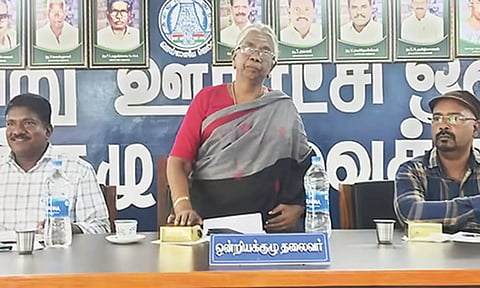 தலைஞாயிறு ஊராட்சி ஒன்றியக்குழு கூட்டத்தில் ஒன்றியக்குழு தலைவர் தமிழரசி பேசினார்.