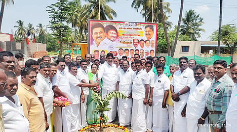 ரேஷன் கடை அமைக்கும் பணியினை மதியழகன் எம்.எல்.ஏ பூமி பூைஜ போட்டு தொடங்கி வைத்த காட்சி.