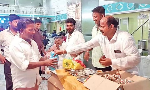 திருமண வரவேற்பில் தாம்பூல பையுடன் மதுபாட்டில் கொடுத்த காட்சி.