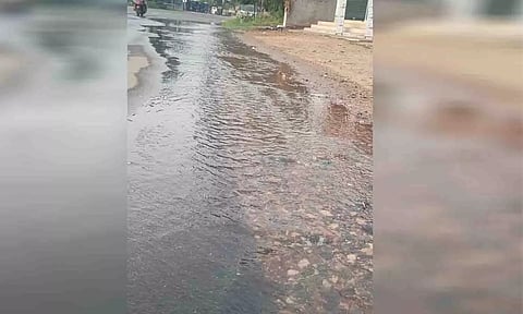 குழாய் உடைந்து குடிநீர் ரோட்டில் ஆறு போல ஓடுவதை படத்தில் காணலாம்.