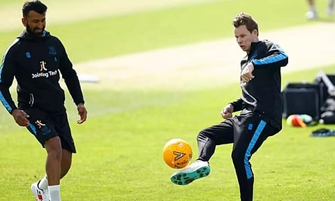 புஜாராவுடன் ஸ்டீவ் ஸ்மித் கால்பந்து விளையாடிய காட்சி.