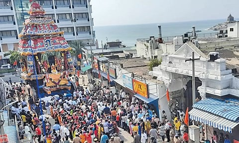 கன்னியாகுமரி பகவதி அம்மன் கோவில் தேரோட்டம் இன்று காலை நடந்தபோது எடுத்தபடம்.