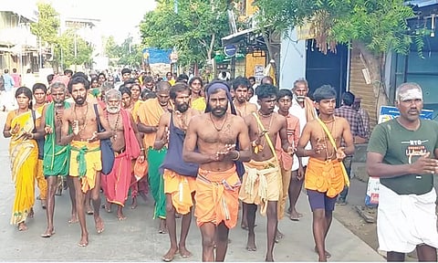 திருச்செந்தூர் கோவிலுக்கு பாதயாத்திரையாக வந்த பக்தர்கள்.