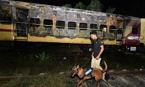 3 பயணிகளை பெட்ரோல் ஊற்றி எரித்து கொன்ற ஆலப்புழா எக்ஸ்பிரஸ் ரெயில் பெட்டியில் தீவிபத்து