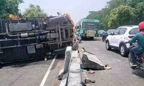  சாலை தடுப்பில் மோதி விபத்து ஏற்பட்ட சரக்கு வேனை படத்தில் காணலாம்.
