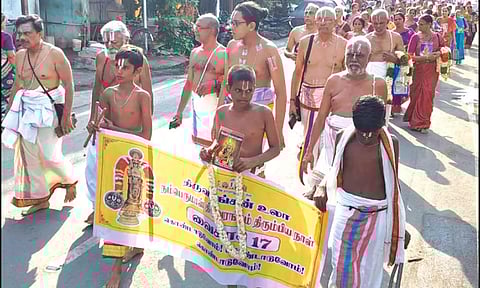 அரங்கன் அடியார்கள் பெருமாள் நாம சங்கீர்த்தனம் பாடியபடி வீதி உலா வந்த போது எடுத்த படம்.