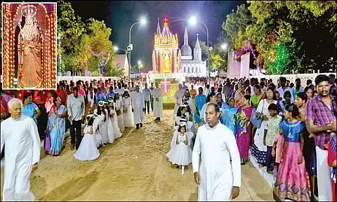 தேர்பவனி நடந்த போது எடுத்த படம். ( உள்படம்: தேரில் எழுந்தருளிய ஆரோக்கியமாதா).