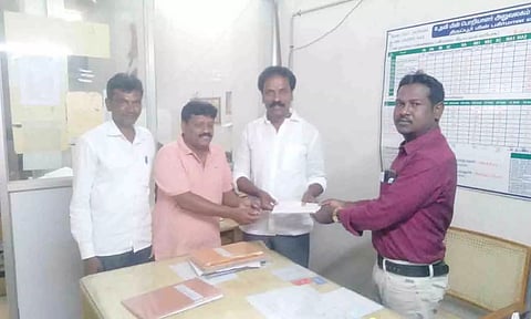ம.தி.மு.க. கவுன்சிலர் நாகராஜன் உதவி மின் பொறியாளரிடம் நிதி வழங்கிய காட்சி.