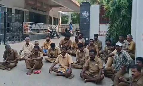 பணி நிரந்தரம் செய்யக்கோரி குன்றத்தூர் நகராட்சி அலுவலகம் முன்பு துப்புரவு பணியாளர்கள் போராட்டம்