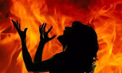 இளம்பெண் தீக்குளித்து தற்கொலை