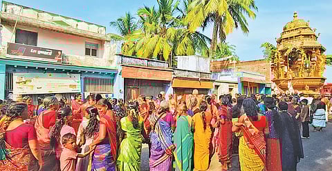 ஆதிநாதர்ஆழ்வார் கோவிலில் தேரோட்டம் நடைபெற்ற போது எடுத்த படம்.