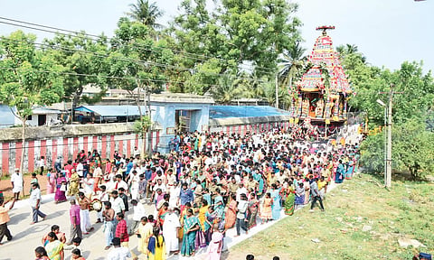 மிகவும் பிரசித்தி பெற்ற பண்ருட்டி திருவதிகைவீரட்டானேஸ்வரர் கோவிலில் தேரோட்டம் இன்று காலை நடந்தது.
