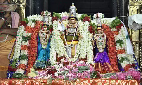 மணக்கோலத்தில் வள்ளி-தெய்வானை, சமேத முத்துக்குமார சுவாமி பக்தர்களுக்கு அருள்பாலித்த காட்சி.